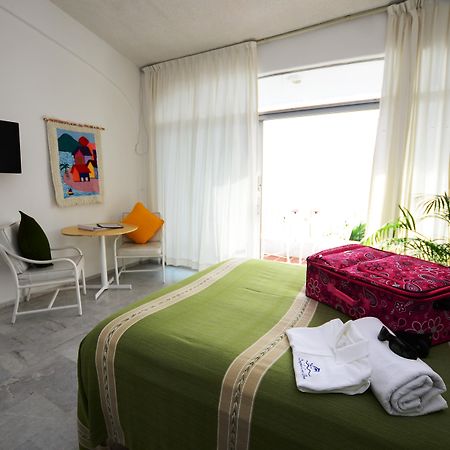 Dolphin Cove Inn Manzanillo Buitenkant foto